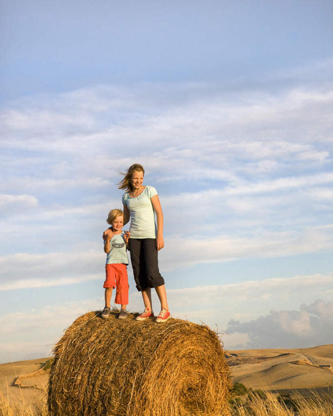 西方人,儿童,中年人,两个人,家庭,母亲,儿子,站,握手,竖图,室外,白天,正面,纯洁,植物,欧洲,欧洲人,阴影,服装,枯萎,光线,影子,云,云朵,干草,枯草,云彩,注视,休闲装,草,小孩,衣服,黄色,蓝色,白云,蓝天,天空,阳光,草垛,天,观察,看,站着,休闲,温暖,温馨,母子,一家人,休闲服,可爱,母爱,童年,童趣,服饰,晴朗,观看,和睦,察看,关注,童真,烂漫,无邪,干草垛,天真,男孩,女人,女性,中年女性,白种人,孩子,晴空,搀手,拉手,手搀手,手拉手,手牵手,手握手,站立,彩图,全身,融洽,男生