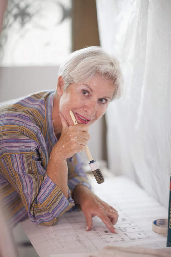 西方人,一个人,站,笑,微笑,竖图,室内,白天,侧面,窗户,欧洲,欧洲人,仅一个女性,仅一个人,撑,弯腰,握,阴影,服装,反射,笔,材料,档案,文件,影子,纸,墙,办公用品,拿,拿着,托腮,注视,休闲装,玻璃窗,墙壁,墙面,文具,衣服,白色,画笔,手稿,学习用品,资料,观察,看,托,站着,休闲,休闲服,握着,服饰,仅一个老年女性,观看,文具用品,证明,察看,关注,托下巴,文档,弯身,老年女性,女人,女性,白种人,站立,半身,彩图