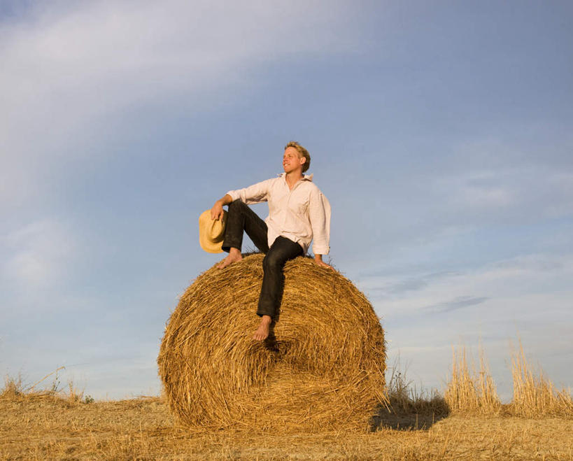 西方人,一个人,站,横图,室外,白天,仰视,植物,帽子,欧洲,欧洲人,仅一个男性,仅一个人,仅一个中年男性,撑,阴影,服装,枯萎,光线,草帽,影子,云,云朵,干草,枯草,云彩,抬腿,注视,休闲装,草,衣服,黄色,蓝色,白云,蓝天,天空,阳光,草垛,天,看,站着,休闲,休闲服,服饰,晴朗,撑着,关注,干草垛,男人,男性,中年男性,白种人,晴空,抬头,仰头,站立,彩图,低角度拍摄,全身