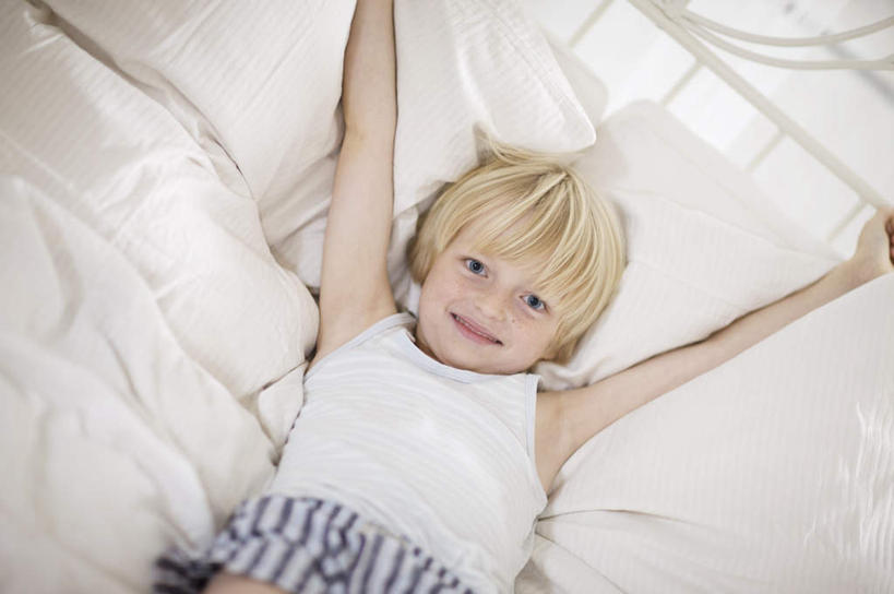 西方人,儿童,一个人,躺,举,伸展双臂,笑,微笑,横图,俯视,室内,白天,纯洁,床,卧室,欧洲,欧洲人,仅一个男性,仅一个人,阴影,服装,反射,影子,床单,注视,休闲装,被子,小孩,衣服,白色,观察,看,托,仅一个小孩,休闲,休闲服,可爱,童年,童趣,服饰,单人床,观看,察看,被单,关注,童真,烂漫,无邪,卧着,天真,男孩,男人,男性,白种人,孩子,敞开双臂,举起,举手,举着,伸开双臂,躺着,卧,向上举,向上伸,向上托,展开双肩,张开手臂,张开双臂,半身,彩图,高角度拍摄,睡房,卧房,男生