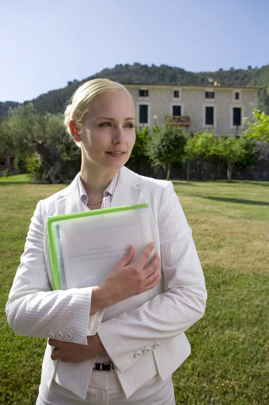 西方人,一个人,商务人士,商务女性,家,站,竖图,室外,白天,正面,草地,草坪,树林,植物,别墅,欧洲,欧洲人,仅一个年轻女性,仅一个女性,仅一个人,握,阴影,套装,光线,材料,档案,文件,影子,房屋,屋子,公寓,拿,拿着,注视,洋房,楼房,住宅,草,树,树木,蓝色,绿色,白色,蓝天,天空,阳光,自然,资料,天,观察,看,站着,握着,生长,晴朗,成长,观看,察看,关注,文档,商务装,工薪阶层,万里无云,年轻女性,女人,女性,白种人,白领,上班族,晴空,晴空万里,站立,半身,彩图,房子
