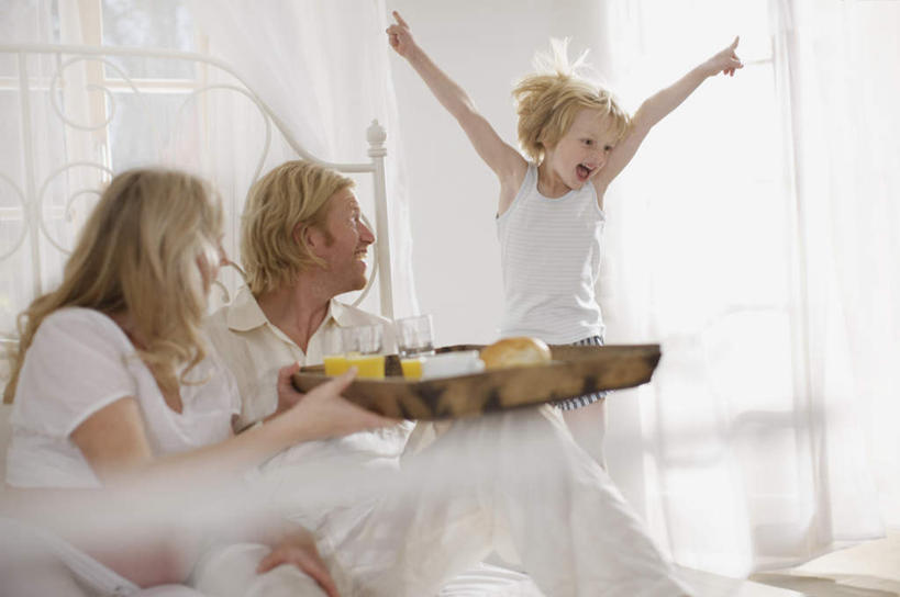 果汁,西方人,儿童,中年人,三个人,家庭,夫妻,母亲,父亲,儿子,栏杆,坐,跳,伸展双臂,笑,微笑,露齿笑,横图,室内,白天,正面,爱情,纯洁,床,卧室,柑橘,杯子,餐具,欧洲,欧洲人,阴影,睡衣,朦胧,模糊,反射,碟子,盘,影子,墙,双人床,围栏,橙汁,床单,饮品,半空,浪漫,注视,被子,护栏,墙壁,墙面,玻璃制品,饮料,小孩,白色,盘子,水杯,碟,观察,看,温暖,温馨,父子,母子,三口之家,一家人,恩爱,父爱,可爱,母爱,童年,童趣,恋人,观看,和睦,察看,被单,关注,可口,童真,烂漫,无邪,寝衣,适口,天真,男孩,男人,男性,女人,女性,中年男性,中年女性,白种人,孩子,夫妇,情侣,玻璃杯,橘子,桔子,橙子,橙,敞开双臂,伸开双臂,跳跃,展开双肩,张开手臂,张开双臂,坐着,半身,彩图,睡房,卧房,伴侣,融洽,男生