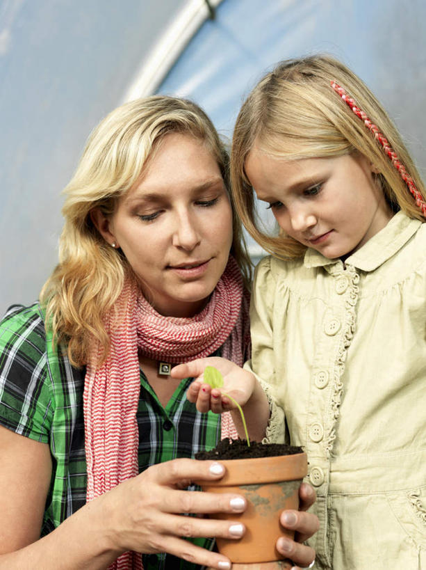 西方人,儿童,中年人,两个人,家庭,母亲,女儿,站,捧,竖图,室内,白天,正面,纯洁,植物,欧洲,欧洲人,阴影,服装,装饰,盛开,反射,盆栽,影子,墙,盆景,花蕾,注视,休闲装,墙壁,墙面,花,花瓣,花朵,鲜花,一朵,小孩,衣服,红色,绿色,自然,围巾,花苞,花蕊,低头,观察,看,站着,休闲,温暖,温馨,母女,一家人,休闲服,可爱,母爱,童年,童趣,服饰,生长,成长,围脖,观看,保暖,华丽,点缀,和睦,察看,御寒,关注,童真,烂漫,无邪,衬托,美观,雅致,雅观,天真,女孩,女人,女性,中年女性,白种人,孩子,端,端着,捧着,手捧,站立,半身,彩图,融洽,女生