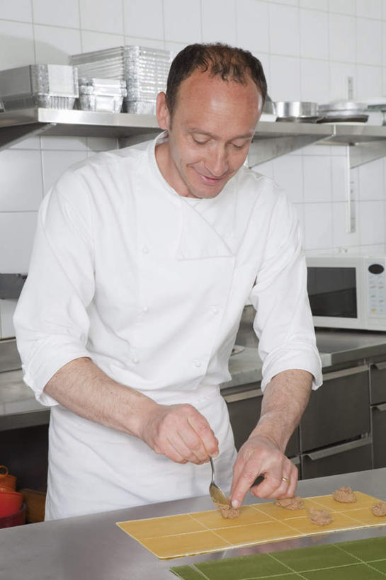 面食,面条,意大利面,西方人,一个人,厨师,站,笑,微笑,竖图,室内,白天,正面,工作服,制服,西餐,厨房,桌面,桌子,欧洲,欧洲人,仅一个男性,仅一个人,仅一个中年男性,阴影,反射,影子,勺子,面,料理,食品,置物架,注视,架子,食物,黄色,绿色,白色,调羹,汤匙,低头,观察,看,站着,西式,观看,察看,关注,陈列架,工作制服,搁架,男人,男性,中年男性,白种人,厨师长,厨子,大厨,主厨,站立,半身,彩图,工作套服,灶间,厨房料理台,料理台