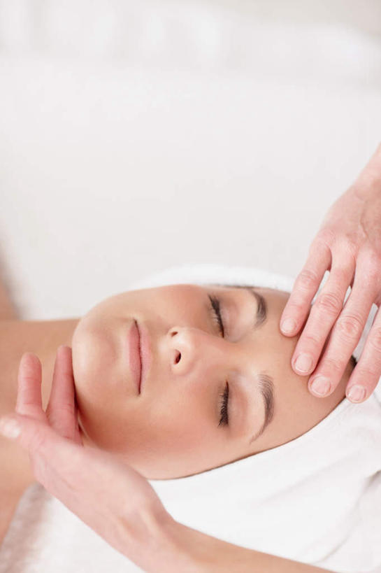 西方人,两个人,按摩师,躺,闭眼,竖图,俯视,室内,白天,按摩,床,欧洲,欧洲人,纺织物,床单,被子,白色,毛巾,清洁,保暖,被单,透气,指压,按摩床,防水,储水,耐磨,吸水,卧着,年轻女性,女人,女性,中年女性,白种人,技师,闭眼睛,闭着眼,闭着眼睛,躺着,卧,半身,彩图,高角度拍摄,推拿,搓背床,理疗床,美容床,指压床