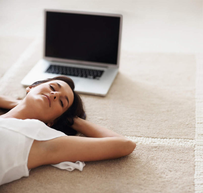 西方人,一个人,躺,闭眼,睡,横图,俯视,室内,白天,电脑,笔记本电脑,地毯,欧洲,欧洲人,仅一个女性,仅一个人,抱头,阴影,服装,装饰,编织,反射,网络,影子,手工艺品,织物,休闲装,通讯设备,衣服,白色,工艺品,仅一个中年女性,休闲,休闲服,服饰,华丽,修饰,一台,点缀,双手抱头,无线,通信设备,无线网络,无线上网,便携式电脑,衬托,美观,雅致,雅观,捧首,捧头,卧着,手提电脑,女人,女性,中年女性,白种人,闭眼睛,闭着眼,闭着眼睛,困,困觉,寝息,睡觉,躺着,卧,半身,彩图,高角度拍摄