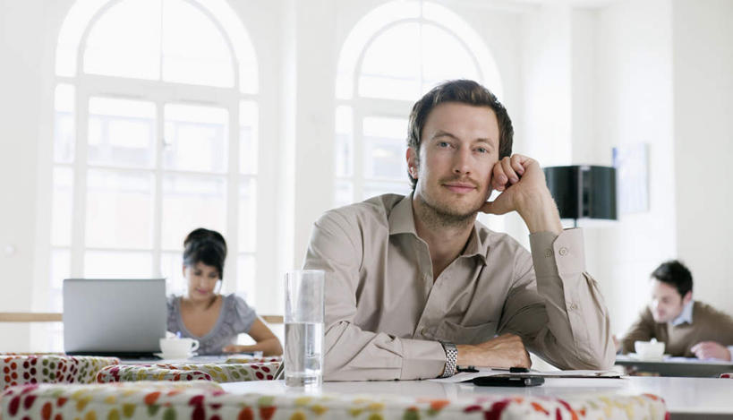 西方人,三个人,同事,商务人士,商务男性,商务女性,坐,横图,室内,白天,正面,衬衫,成功,合作,团队,集体,信心,电脑,笔记本电脑,餐桌,窗户,桌子,杯子,欧洲,欧洲人,撑,阴影,套装,反射,网络,瓷器,影子,墙,咖啡杯,陶瓷制品,注视,通讯设备,队伍,玻璃窗,墙壁,墙面,玻璃制品,水杯,观察,看,餐台,观看,一台,察看,无线,领导,撑着,成就,关注,咖啡店,瓷杯,通信设备,商务装,无线网络,咖啡屋,合伙,领袖,无线上网,便携式电脑,工薪阶层,手提电脑,男人,男性,年轻男性,年轻女性,女人,女性,白种人,白领,上班族,玻璃杯,坐着,半身,彩图,衬衣,咖啡馆