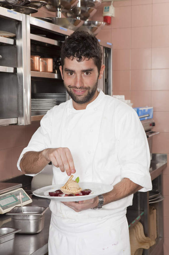 西方人,胡须,厨师,站,捧,笑,微笑,露齿笑,竖图,室内,白天,正面,工作服,制服,烹饪,西餐,厨房,柜子,桌面,桌子,餐具,欧洲,欧洲人,握,阴影,反射,碟子,盘,影子,墙,料理,食品,储物柜,拿,拿着,注视,菜肴,美食,墙壁,墙面,食物,白色,盘子,碟,观察,看,站着,西式,握着,佳肴,观看,察看,储存,关注,工作制服,储备,蕴藏,贮备,白种人,胡子,络腮胡,厨师长,厨子,大厨,主厨,端,端着,捧着,手捧,站立,半身,彩图,工作套服,灶间,厨房料理台,贮存,料理台