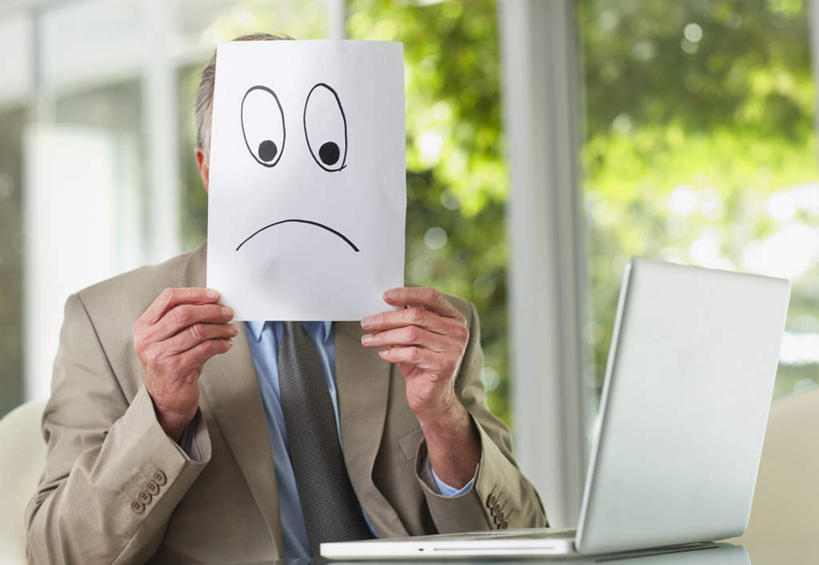 西方人,一个人,商务人士,商务男性,办公室,坐,举,横图,室内,白天,正面,抽象,衬衫,绘画,电脑,笔记本电脑,桌子,欧洲,欧洲人,仅一个男性,仅一个人,握,阴影,套装,朦胧,模糊,艺术,反射,网络,彩绘,图案,影子,办公桌,领带,艺术品,古典,拿,拿着,文化,通讯设备,工艺品,品味,托,仅一个老年男性,概念,握着,一台,美术,无线,高雅,象征,庄重,通信设备,商务装,身份,无线网络,无线上网,便携式电脑,工薪阶层,美学,正式,地位,图文,手提电脑,老年男性,男人,男性,白种人,白领,上班族,举起,举手,举着,向上举,向上伸,向上托,坐着,半身,彩图,衬衣,涂鸦