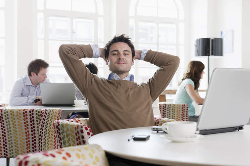 西方人,四个人,同事,商务人士,商务男性,商务女性,坐,打电话,横图,室内,白天,正面,衬衫,成功,合作,团队,集体,信心,电脑,笔记本电脑,餐桌,窗户,桌子,电话,手机,欧洲,欧洲人,抱头,阴影,套装,反射,网络,笔,影子,墙,办公用品,记事本,注视,通讯设备,队伍,水笔,玻璃窗,墙壁,墙面,文具,本子,笔记本,学习用品,观察,看,餐台,观看,文具用品,察看,双手抱头,无线,领导,成就,关注,咖啡店,通信设备,商务装,无线网络,咖啡屋,合伙,领袖,无线上网,便携式电脑,工薪阶层,捧首,捧头,交流,手提电脑,男人,男性,年轻男性,年轻女性,女人,女性,白种人,白领,上班族,沟通,通话,坐着,半身,彩图,衬衣,咖啡馆