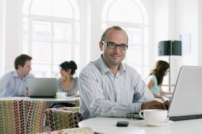 西方人,四个人,同事,商务人士,商务男性,商务女性,坐,笑,打电话,微笑,横图,室内,白天,正面,衬衫,成功,合作,团队,集体,信心,电脑,笔记本电脑,餐桌,窗户,桌子,电话,手机,欧洲,欧洲人,敲打,阴影,套装,反射,网络,笔,眼镜,影子,墙,办公用品,记事本,注视,输入,通讯设备,队伍,水笔,玻璃窗,墙壁,墙面,文具,本子,笔记本,学习用品,打字,观察,看,餐台,观看,点击,敲击,文具用品,察看,无线,领导,成就,关注,咖啡店,通信设备,商务装,无线网络,咖啡屋,合伙,领袖,近视眼镜,无线上网,便携式电脑,工薪阶层,交流,按键,手提电脑,男人,男性,年轻男性,年轻女性,女人,女性,中年男性,白种人,白领,上班族,沟通,通话,坐着,半身,彩图,衬衣,咖啡馆