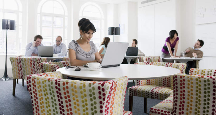 西方人,同事,商务人士,商务男性,商务女性,站,坐,打电话,横图,室内,白天,正面,衬衫,成功,合作,团队,集体,信心,电脑,笔记本电脑,餐桌,窗户,桌子,电话,手机,椅子,欧洲,欧洲人,敲打,弯腰,阴影,套装,反射,网络,影子,木椅,许多人,注视,输入,通讯设备,队伍,玻璃窗,打字,观察,看,站着,一群人,餐台,观看,点击,敲击,察看,无线,领导,成就,关注,咖啡店,通信设备,商务装,无线网络,咖啡屋,合伙,领袖,无线上网,便携式电脑,工薪阶层,弯身,交流,按键,手提电脑,男人,男性,年轻男性,中年男性,白种人,白领,上班族,沟通,通话,站立,坐着,半身,彩图,衬衣,咖啡馆