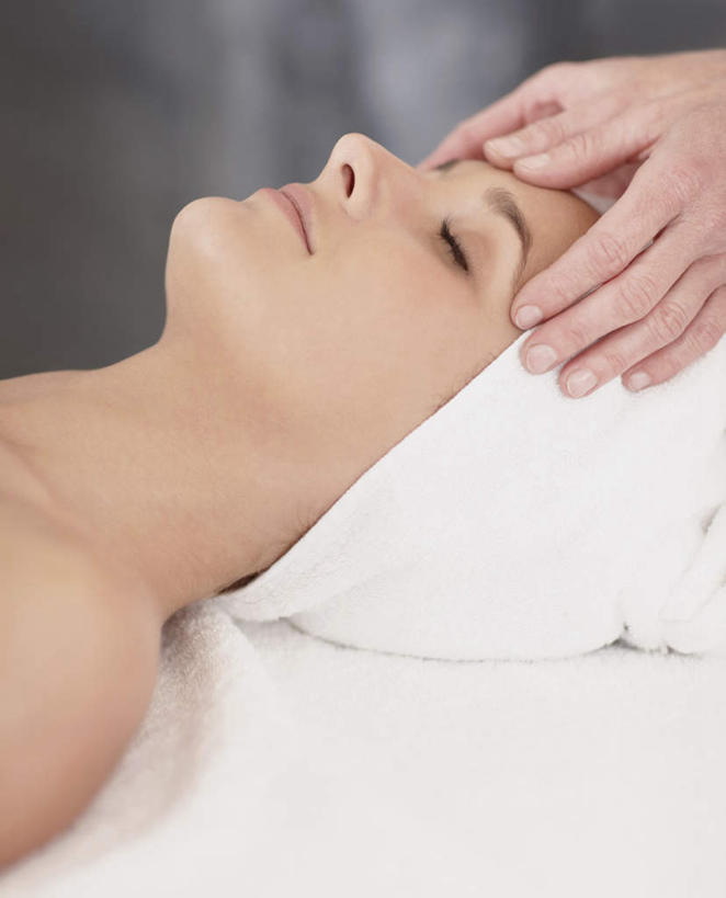 西方人,两个人,按摩师,躺,闭眼,竖图,室内,白天,侧面,按摩,性感,床,欧洲,欧洲人,朦胧,模糊,纺织物,床单,被子,裸露,白色,毛巾,清洁,诱惑,保暖,被单,裸,火辣,透气,指压,按摩床,防水,储水,耐磨,吸水,卧着,男人,男性,女人,女性,中年男性,中年女性,白种人,技师,闭眼睛,闭着眼,闭着眼睛,躺着,卧,半身,彩图,推拿,搓背床,理疗床,美容床,指压床