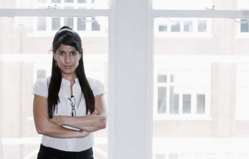 西方人,一个人,商务人士,商务女性,高楼大厦,站,双手交叉,横图,室内,白天,正面,窗户,大厦,建筑,摩天大楼,欧洲,欧洲人,仅一个年轻女性,仅一个女性,仅一个人,套装,注视,玻璃窗,楼宇,观察,看,站着,观看,察看,双手抱胸,关注,商务装,工薪阶层,年轻女性,女人,女性,白种人,白领,上班族,站立,半身,彩图,大楼,高层建筑,高楼,摩天楼