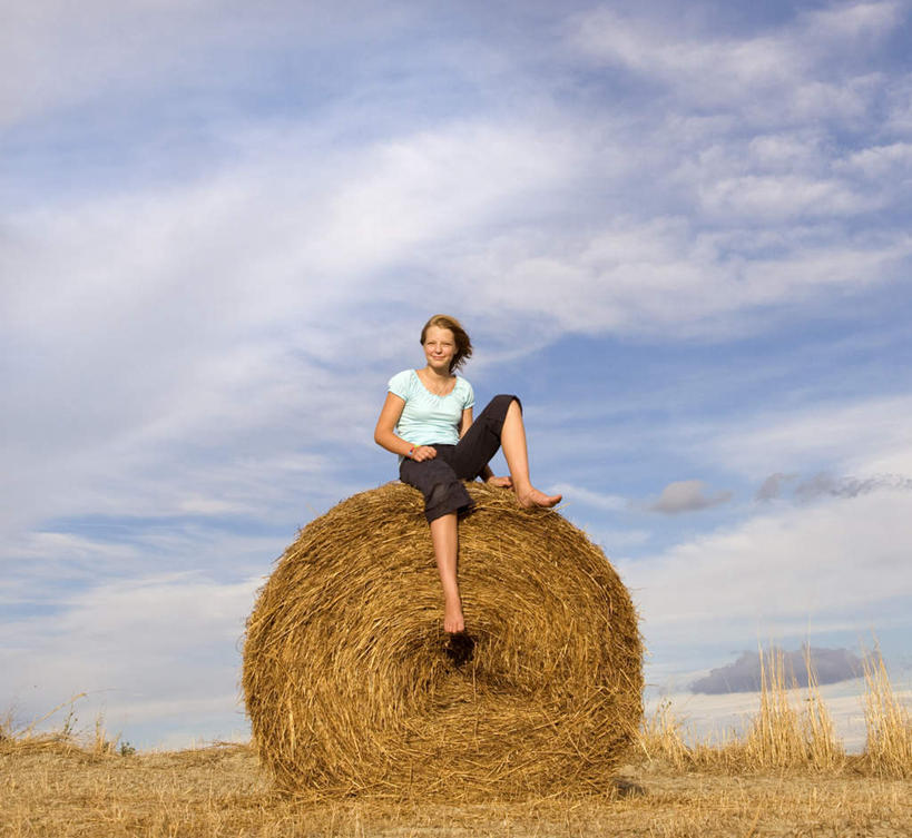 西方人,儿童,一个人,坐,横图,室外,白天,仰视,纯洁,植物,欧洲,欧洲人,仅一个女性,仅一个人,服装,枯萎,云,云朵,干草,枯草,云彩,注视,休闲装,草,小孩,衣服,黄色,蓝色,白云,蓝天,天空,草垛,天,观察,看,仅一个小孩,休闲,休闲服,可爱,童年,童趣,服饰,晴朗,观看,察看,关注,童真,烂漫,无邪,干草垛,天真,女孩,女人,女性,白种人,孩子,晴空,坐着,彩图,低角度拍摄,全身,女生
