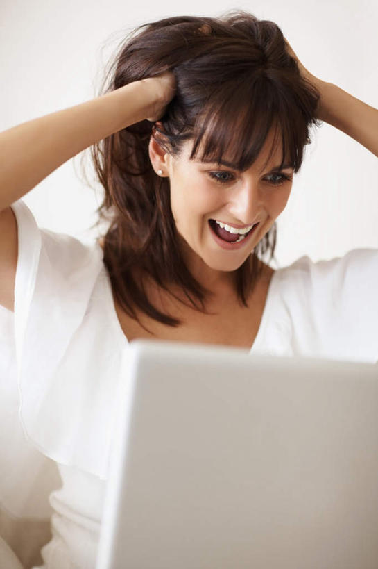 西方人,一个人,坐,竖图,室内,白天,正面,电脑,笔记本电脑,欧洲,欧洲人,仅一个女性,仅一个人,抱头,服装,网络,墙,注视,休闲装,通讯设备,墙壁,墙面,衣服,观察,看,张嘴,仅一个中年女性,休闲,休闲服,服饰,观看,察看,双手抱头,无线,关注,通信设备,无线网络,张大嘴巴,无线上网,便携式电脑,捧首,捧头,手提电脑,女人,女性,中年女性,白种人,张开嘴,坐着,半身,彩图