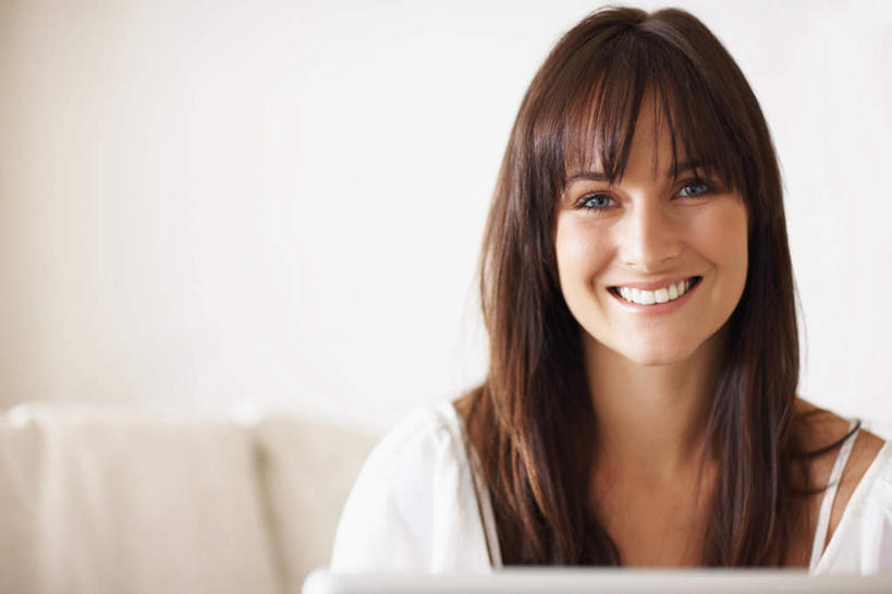 西方人,一个人,客厅,坐,笑,微笑,露齿笑,横图,室内,白天,正面,电脑,笔记本电脑,沙发,欧洲,欧洲人,仅一个女性,仅一个人,服装,网络,墙,注视,休闲装,通讯设备,墙壁,墙面,衣服,观察,看,仅一个中年女性,休闲,休闲服,服饰,观看,察看,无线,起居室,关注,通信设备,无线网络,布艺沙发,无线上网,便携式电脑,客堂,手提电脑,女人,女性,中年女性,白种人,坐着,半身,彩图