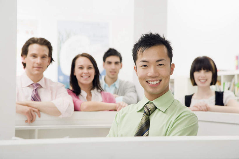 东方人,西方人,同事,商务人士,商务男性,商务女性,办公室,站,笑,微笑,露齿笑,横图,室内,白天,正面,衬衫,成功,合作,团队,集体,信心,桌子,柑橘,欧洲,欧洲人,亚洲,五个人,套装,办公桌,领带,许多人,注视,黄种人,队伍,观察,看,靠,靠着,站着,一群人,观看,察看,领导,象征,庄重,成就,关注,商务装,身份,合伙,领袖,工薪阶层,正式,地位,男人,男性,年轻男性,年轻女性,女人,女性,白种人,亚洲人,白领,上班族,橘子,桔子,橙子,橙,站立,半身,彩图,衬衣