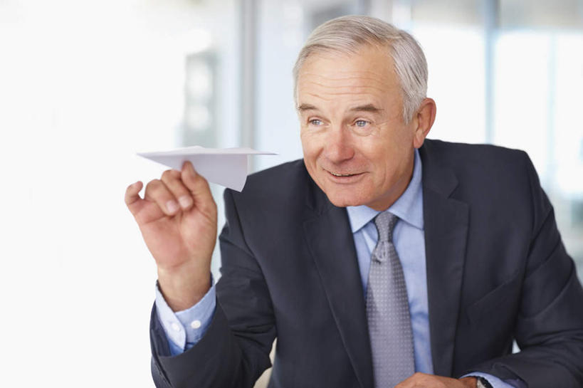 西方人,一个人,商务人士,商务男性,办公室,笑,微笑,横图,室内,白天,正面,衬衫,窗户,飞机,欧洲,欧洲人,仅一个男性,仅一个人,握,套装,朦胧,模糊,艺术,折纸,纸艺,手工艺品,领带,拿,拿着,注视,文化,玻璃窗,纸制品,工艺品,观察,看,仅一个老年男性,握着,观看,纸飞机,察看,高雅,象征,庄重,关注,商务装,身份,工薪阶层,工艺折纸,自信心,品位,正式,地位,老年男性,男人,男性,白种人,白领,上班族,半身,彩图,衬衣