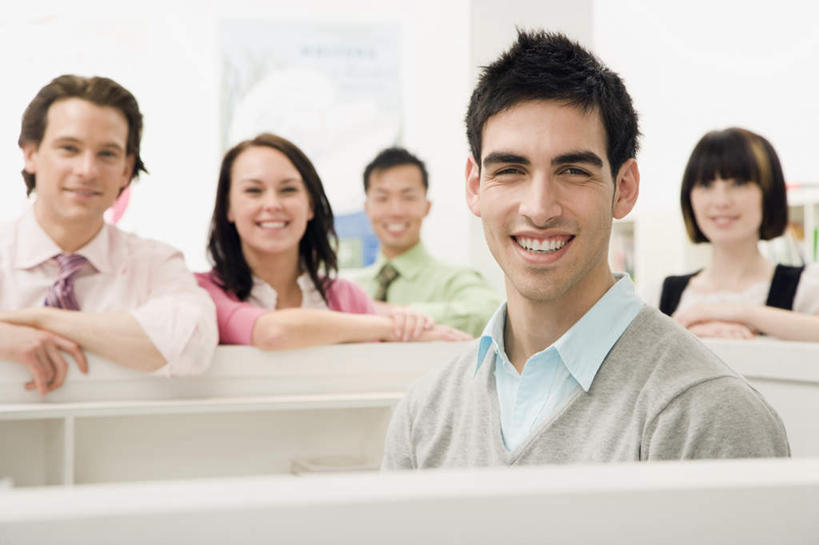 东方人,西方人,同事,商务人士,商务男性,商务女性,办公室,站,笑,微笑,露齿笑,横图,室内,白天,正面,衬衫,成功,合作,团队,集体,信心,桌子,柑橘,欧洲,欧洲人,亚洲,五个人,套装,办公桌,领带,许多人,注视,黄种人,队伍,观察,看,靠,靠着,站着,一群人,观看,察看,领导,象征,庄重,成就,关注,商务装,身份,合伙,领袖,工薪阶层,正式,地位,男人,男性,年轻男性,年轻女性,女人,女性,白种人,亚洲人,白领,上班族,橘子,桔子,橙子,橙,站立,半身,彩图,衬衣