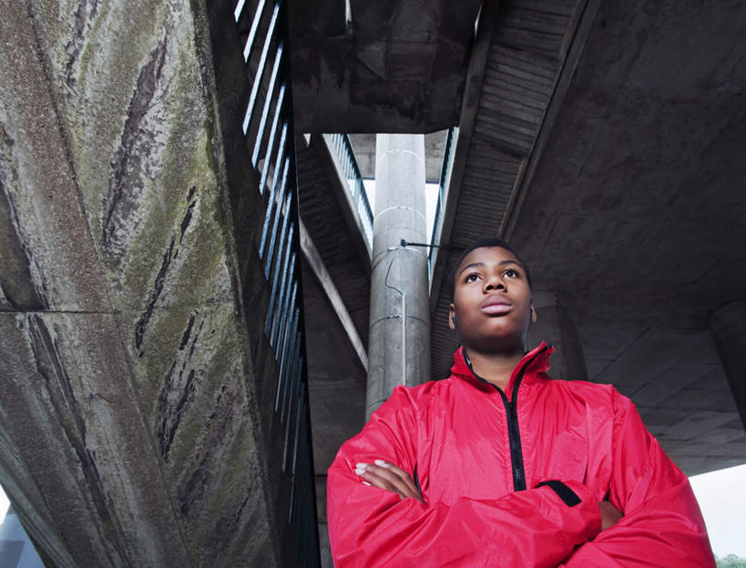 西方人,儿童,一个人,站,双手交叉,横图,室外,白天,仰视,快乐,满意,幸福,纯洁,欧洲,非洲,黑人,欧洲人,仅一个男性,仅一个人,服装,屋顶,音响,音乐,顶棚,注视,休闲装,娱乐,小孩,衣服,耳机,观察,看,站着,仅一个小孩,享受,休闲,休闲服,放松,可爱,童年,童趣,服饰,观看,察看,双手抱胸,舒适,享乐,关注,童真,烂漫,无邪,天真,男孩,男人,男性,非洲人,孩子,站立,半身,彩图,低角度拍摄,男生