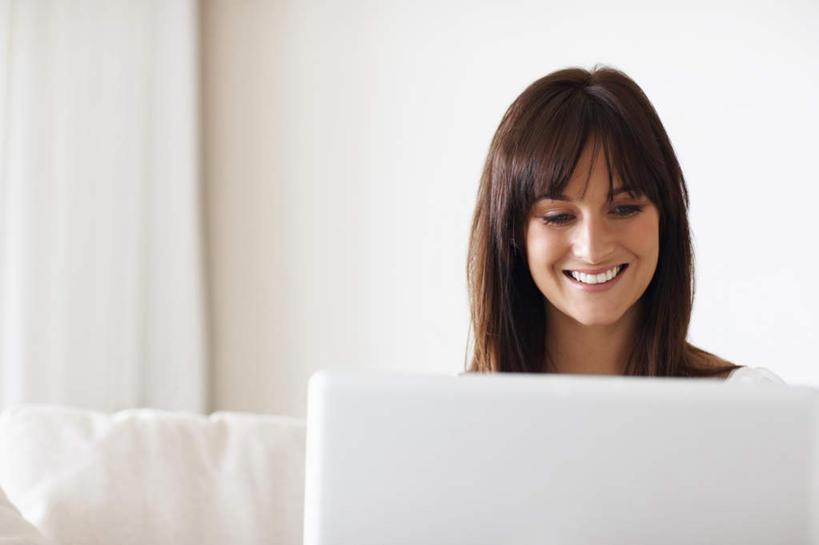 西方人,一个人,客厅,坐,笑,微笑,露齿笑,横图,室内,白天,正面,电脑,笔记本电脑,窗帘,沙发,欧洲,欧洲人,仅一个女性,仅一个人,服装,装饰,网络,墙,注视,休闲装,通讯设备,墙壁,墙面,衣服,帘子,观察,看,仅一个中年女性,休闲,休闲服,遮阳,服饰,观看,华丽,修饰,点缀,察看,无线,起居室,关注,通信设备,无线网络,布艺沙发,无线上网,便携式电脑,衬托,美观,雅致,雅观,客堂,手提电脑,女人,女性,中年女性,白种人,坐着,半身,彩图