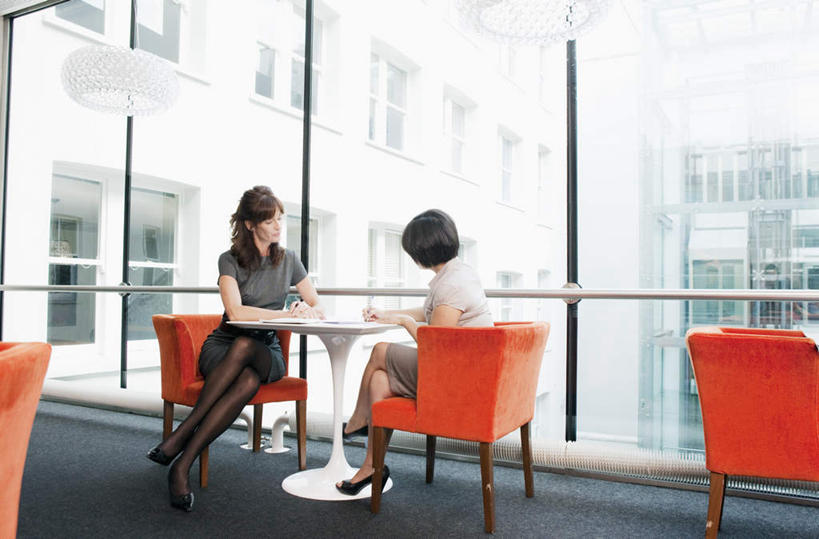 西方人,两个人,商务人士,商务女性,坐,说,横图,室内,白天,正面,讨论,餐桌,窗户,落地窗,桌子,书籍,椅子,欧洲,欧洲人,握,套装,拿,拿着,注视,玻璃窗,观察,看,握着,餐台,观看,察看,关注,咖啡店,商务装,咖啡屋,工薪阶层,交流,女人,女性,中年女性,白种人,白领,上班族,书,图书,沟通,讲话,交谈,商讨,说话,谈话,坐着,彩图,全身,咖啡馆