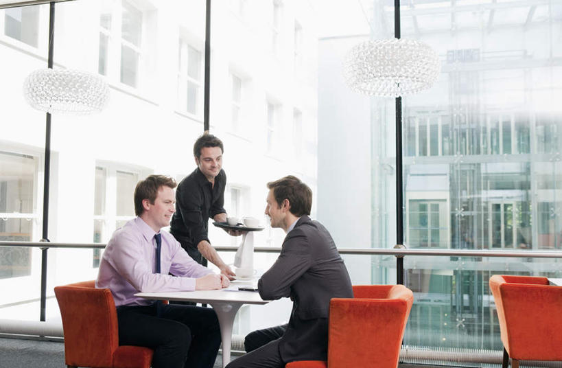 咖啡,西方人,三个人,同事,商务人士,商务男性,站,坐,横图,室内,白天,侧面,衬衫,幸福,成功,合作,团队,集体,信心,窗户,落地窗,桌子,杯子,餐具,椅子,欧洲,欧洲人,握,套装,瓷器,碟子,盘,办公桌,咖啡杯,陶瓷制品,拿,拿着,注视,娱乐,队伍,玻璃窗,饮料,盘子,碟,观察,看,站着,享受,休闲,温馨,放松,乐趣,握着,观看,察看,提神,领导,舒适,成就,关注,咖啡店,瓷杯,醒脑,商务装,咖啡屋,合伙,领袖,工薪阶层,软饮料,男人,男性,年轻男性,白种人,白领,上班族,站立,坐着,半身,彩图,衬衣,咖啡馆