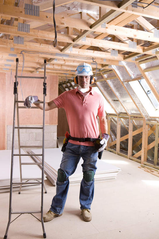 西方人,一个人,建筑工人,家,栏杆,站,攀登,竖图,室内,白天,正面,工作服,制服,帽子,欧洲,欧洲人,仅一个男性,仅一个人,仅一个中年男性,木制,梯子,头盔,房屋,阶梯,屋子,围栏,注视,护栏,楼房,住宅,工人,安全帽,木制品,扶,观察,看,站着,爬,观看,上升,察看,扶着,关注,人字梯,登高,工作制服,男人,男性,中年男性,白种人,建筑工,攀爬,站立,彩图,全身,工作套服,房子