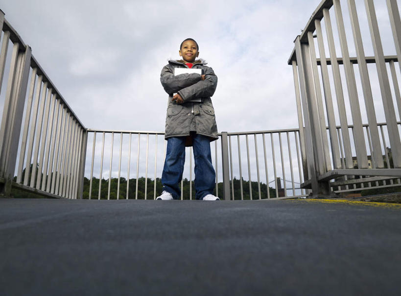 西方人,儿童,一个人,栏杆,站,抱,横图,室外,白天,仰视,纯洁,电脑,笔记本电脑,植物,欧洲,欧洲人,仅一个男性,仅一个人,握,网络,云,云朵,围栏,拿,云彩,拿着,注视,通讯设备,护栏,树,树木,小孩,蓝色,绿色,白云,蓝天,天空,自然,天,观察,看,站着,仅一个小孩,可爱,童年,童趣,握着,生长,晴朗,成长,抱着,观看,察看,无线,搂着,关注,通信设备,无线网络,无线上网,便携式电脑,童真,烂漫,无邪,天真,手提电脑,男孩,男人,男性,白种人,孩子,晴空,搂,搂抱,站立,彩图,低角度拍摄,全身,男生