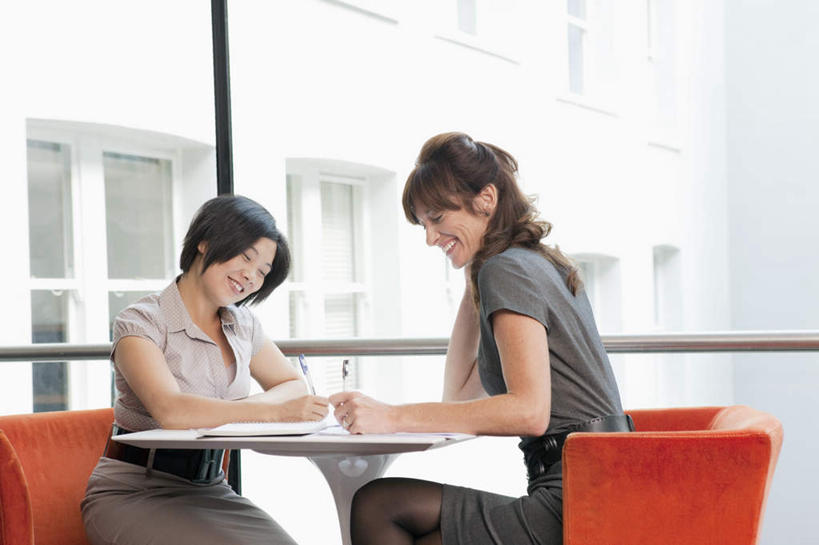 东方人,西方人,两个人,同事,商务人士,商务女性,坐,笑,微笑,露齿笑,横图,室内,白天,侧面,成功,合作,团队,集体,信心,窗户,落地窗,桌子,椅子,欧洲,欧洲人,亚洲,握,套装,笔,材料,档案,文件,纸,办公桌,办公用品,拿,拿着,注视,黄种人,队伍,玻璃窗,文具,手稿,学习用品,资料,观察,看,握着,观看,文具用品,证明,察看,领导,成就,关注,文档,商务装,合伙,领袖,工薪阶层,女人,女性,中年女性,白种人,亚洲人,白领,上班族,坐着,半身,彩图