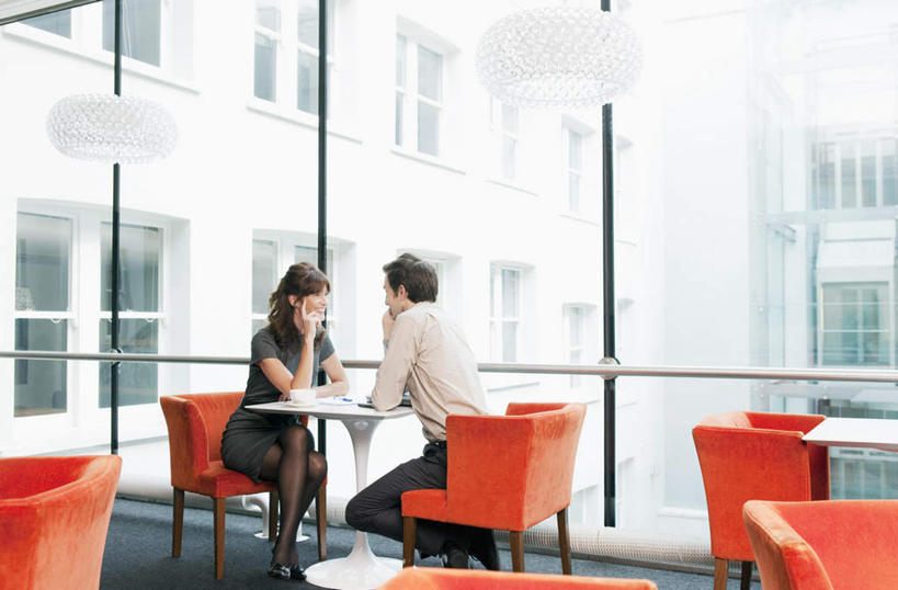 咖啡,西方人,两个人,同事,商务人士,商务男性,商务女性,坐,横图,室内,白天,侧面,衬衫,幸福,成功,合作,团队,集体,信心,餐桌,窗户,落地窗,桌子,杯子,椅子,欧洲,欧洲人,喝,握,套装,瓷器,咖啡杯,陶瓷制品,拿,拿着,注视,娱乐,队伍,玻璃窗,饮料,观察,看,享受,休闲,温馨,放松,乐趣,握着,餐台,观看,察看,提神,领导,舒适,成就,关注,瓷杯,醒脑,商务装,合伙,领袖,工薪阶层,软饮料,男人,男性,年轻男性,女人,女性,中年女性,白种人,白领,上班族,坐着,彩图,全身,衬衣