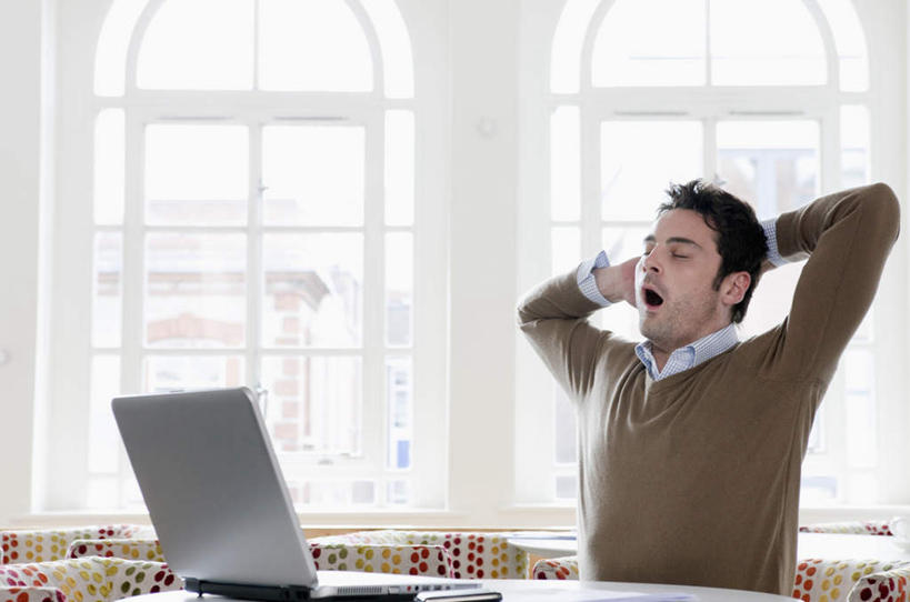 西方人,一个人,商务人士,商务男性,坐,举,闭眼,横图,室内,白天,正面,衬衫,电脑,笔记本电脑,餐桌,窗户,桌子,欧洲,欧洲人,仅一个男性,仅一个人,抱头,套装,网络,通讯设备,玻璃窗,仅一个年轻男性,托,张嘴,餐台,双手抱头,无线,通信设备,商务装,无线网络,张大嘴巴,无线上网,便携式电脑,工薪阶层,捧首,捧头,手提电脑,男人,男性,年轻男性,白种人,白领,上班族,张开嘴,闭眼睛,闭着眼,闭着眼睛,举起,举手,举着,向上举,向上伸,向上托,坐着,半身,彩图,衬衣