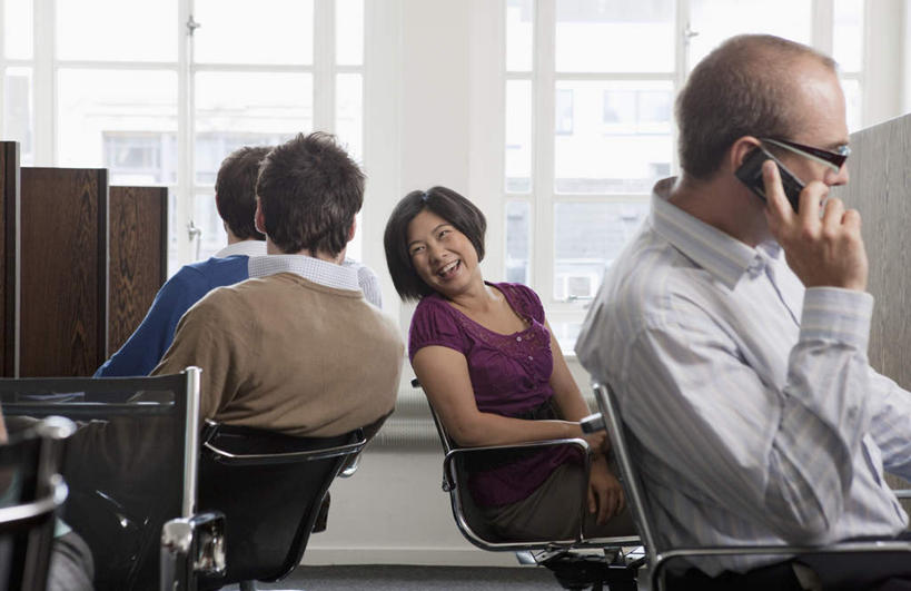 东方人,西方人,四个人,同事,商务人士,商务男性,商务女性,办公室,坐,笑,说,打电话,微笑,露齿笑,横图,室内,白天,正面,衬衫,讨论,成功,合作,团队,集体,信心,窗户,桌子,电话,手机,椅子,欧洲,欧洲人,亚洲,握,套装,眼镜,办公桌,拿,拿着,注视,黄种人,通讯设备,队伍,玻璃窗,观察,看,握着,观看,察看,领导,成就,关注,商务装,合伙,领袖,近视眼镜,工薪阶层,交流,男人,男性,女人,女性,中年男性,中年女性,白种人,亚洲人,白领,上班族,沟通,讲话,交谈,商讨,说话,谈话,通话,坐着,半身,彩图,衬衣