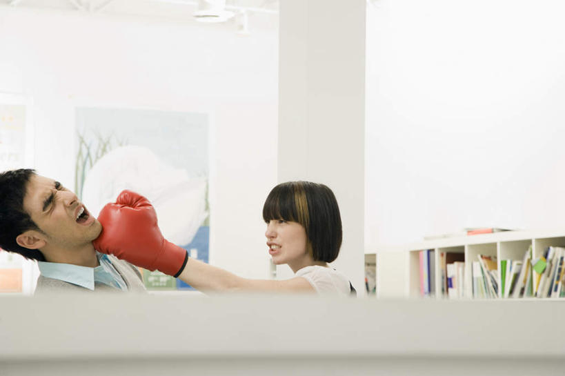 西方人,两个人,同事,商务人士,商务男性,商务女性,办公室,站,闭眼,横图,室内,白天,正面,衬衫,安全,成功,合作,团队,集体,信心,欧洲,欧洲人,套装,朦胧,模糊,墙,防护,拳击手套,打,注视,运动器械,队伍,墙壁,墙面,手套,书柜,观察,看,站着,张嘴,健身器械,书橱,观看,保护,察看,领导,成就,关注,保险,商务装,健身器材,合伙,领袖,张大嘴巴,工薪阶层,保全,周全,安稳,安定,防护手套,平安,男人,男性,年轻男性,年轻女性,女人,女性,白种人,白领,上班族,张开嘴,闭眼睛,闭着眼,闭着眼睛,站立,半身,彩图,衬衣,运动器材