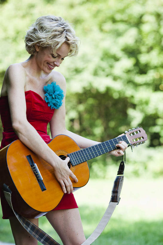 西方人,一个人,站,笑,微笑,竖图,室外,白天,侧面,草地,草坪,树林,植物,欧洲,欧洲人,仅一个女性,仅一个人,握,阴影,服装,光线,影子,吉他,乐器,弦乐器,拿,拿着,注视,休闲装,草,树,树木,衣服,绿色,阳光,自然,观察,看,站着,仅一个中年女性,休闲,休闲服,握着,服饰,生长,成长,观看,察看,关注,弹拨弦鸣乐器,女人,女性,中年女性,白种人,站立,半身,彩图,弹拨弦乐器