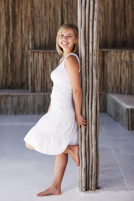 西方人,一个人,站,笑,微笑,露齿笑,竖图,室外,白天,侧面,裙子,欧洲,欧洲人,仅一个年轻女性,仅一个女性,仅一个人,连衣裙,木制,柱子,墙,扭头,注视,墙壁,墙面,木制品,观察,看,靠,靠着,站着,转头,观看,察看,关注,年轻女性,女人,女性,白种人,站立,彩图,全身