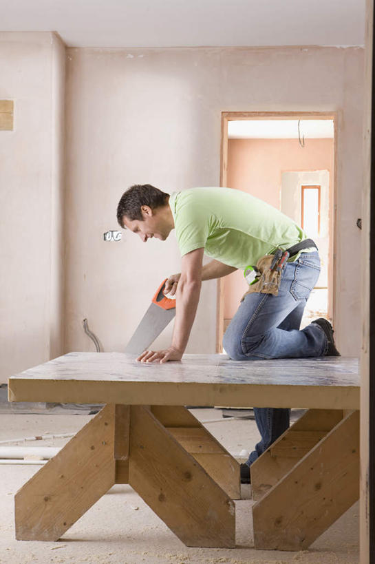 西方人,一个人,跪,竖图,室内,白天,侧面,工作服,制服,门,桌面,桌子,欧洲,欧洲人,仅一个男性,仅一个人,仅一个中年男性,撑,握,木制,工具,墙,拿,拿着,注视,墙壁,墙面,木制品,门框,观察,看,握着,观看,锯子,察看,切割,撑着,关注,锯,工作制服,男人,男性,中年男性,白种人,跪着,彩图,全身,工作套服,割