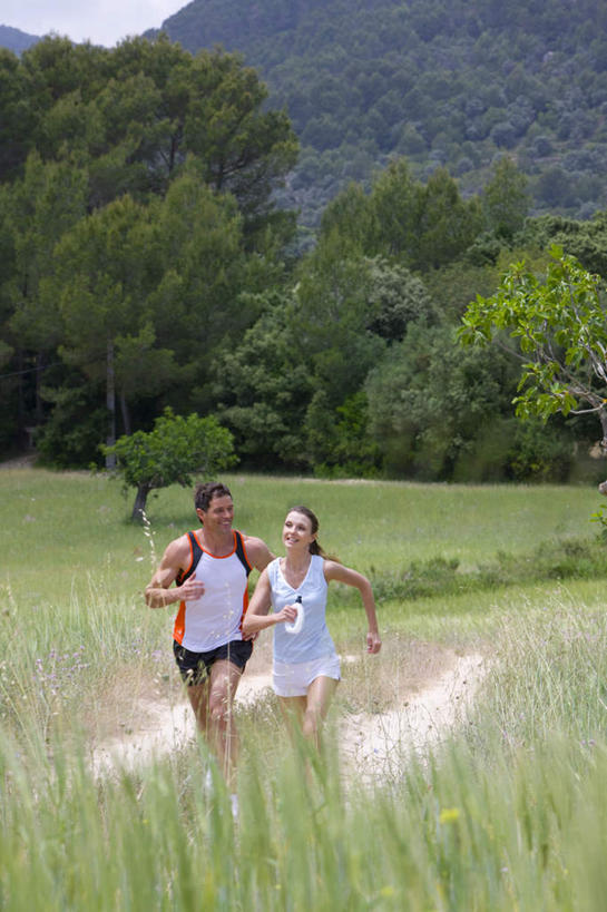 西方人,中年人,两个人,家庭,夫妻,跑,竖图,室外,白天,正面,运动服,爱情,锻炼,运动,草地,草坪,山,山脉,树林,植物,欧洲,欧洲人,服装,山峰,山峦,浪漫,注视,草,树,树木,衣服,绿色,自然,群山,观察,看,温暖,温馨,一家人,恩爱,恋人,服饰,生长,成长,观看,和睦,察看,衣着,穿着,关注,衣饰,体育,男人,男性,女人,女性,中年男性,中年女性,白种人,夫妇,情侣,跑步,彩图,全身,健身,伴侣,融洽,运动装