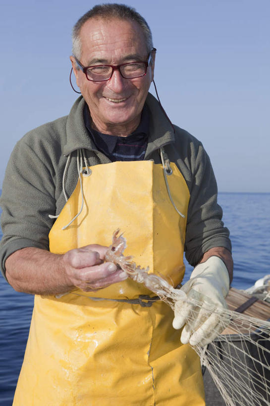 西方人,一个人,渔夫,站,笑,微笑,露齿笑,竖图,室外,白天,正面,安全,海浪,海洋,欧洲,欧洲人,仅一个男性,仅一个人,握,服装,围裙,眼镜,浪花,水平线,辽阔,防护,海平线,拿,拿着,注视,休闲装,衣服,蓝色,蓝天,天空,海水,手套,天,观察,看,站着,仅一个老年男性,休闲,广阔,休闲服,握着,服饰,渔网,晴朗,观看,老花镜,保护,一望无际,渔具,察看,关注,抓捕,保险,捕捞,鱼网,海景,万里无云,拉网,捕捞工具,保全,周全,安稳,安定,防护手套,无边无际,一马平川,远视眼镜,平安,老年男性,男人,男性,白种人,捕鱼人,打鱼人,大海,风浪,海,海水的波动,近岸浪,涌浪,晴空,晴空万里,站立,半身,彩图,水天相接,水天一线