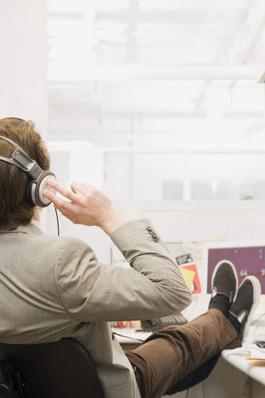 西方人,一个人,商务人士,商务男性,办公室,坐,举,竖图,室内,白天,衬衫,窗户,家具,落地窗,桌子,椅子,欧洲,欧洲人,仅一个男性,仅一个人,仅一个中年男性,握,套装,朦胧,模糊,办公桌,拿,拿着,注视,玻璃窗,一个,背面,耳机,耳麦,会议椅,观察,看,靠,靠着,托,抬脚,握着,单个,观看,办公椅,察看,麦克风,头戴式耳麦,关注,商务装,工薪阶层,办公家具,商务椅,培训椅,男人,男性,中年男性,白种人,白领,上班族,举起,举手,举着,向上举,向上伸,向上托,坐着,半身,彩图,衬衣,头戴式耳机