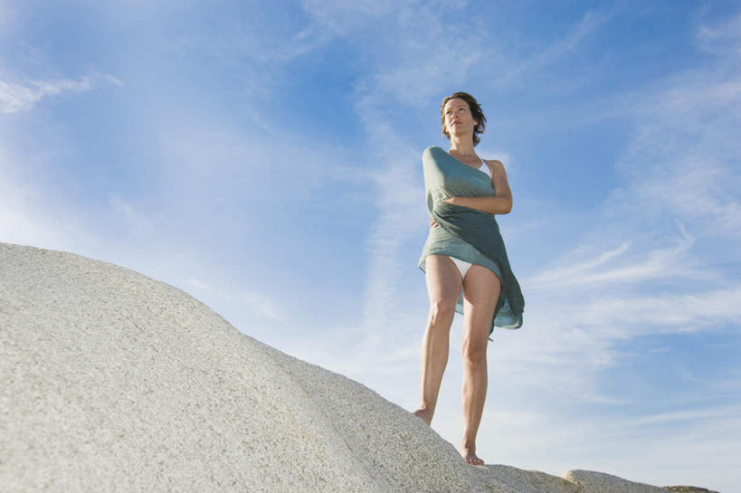 西方人,一个人,站,双手交叉,横图,室外,白天,仰视,沙滩,欧洲,欧洲人,仅一个女性,仅一个人,阴影,服装,光线,沙子,影子,海岸,云,云朵,沙地,云彩,扭头,注视,休闲装,衣服,蓝色,白云,蓝天,天空,阳光,天,观察,看,站着,转头,仅一个中年女性,休闲,休闲服,服饰,晴朗,观看,察看,双手抱胸,关注,女人,女性,中年女性,白种人,海滩,晴空,站立,彩图,低角度拍摄,全身