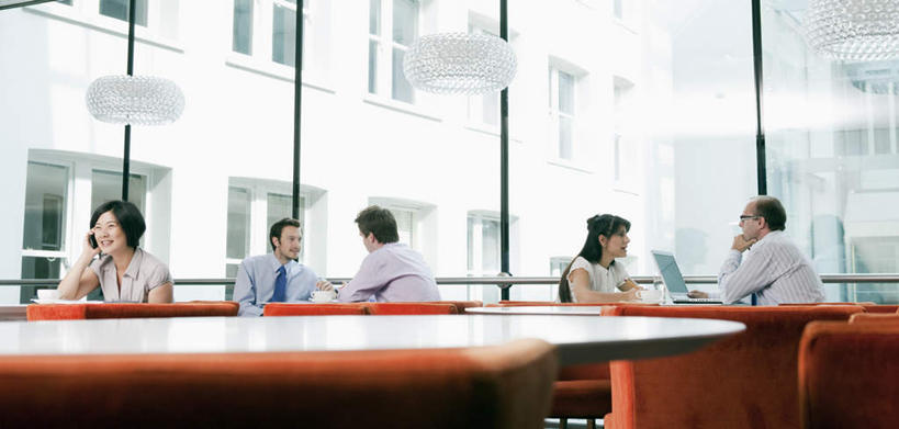 东方人,西方人,同事,商务人士,商务男性,商务女性,高楼大厦,坐,笑,打电话,微笑,露齿笑,横图,室内,白天,正面,衬衫,成功,合作,团队,集体,信心,电脑,笔记本电脑,窗户,落地窗,桌面,桌子,大厦,建筑,摩天大楼,电话,手机,椅子,欧洲,欧洲人,亚洲,五个人,撑,握,套装,朦胧,模糊,网络,木制,材料,档案,文件,许多人,拿,拿着,注视,黄种人,通讯设备,队伍,玻璃窗,一个,木制品,资料,观察,看,一群人,握着,单个,观看,察看,无线,领导,撑着,成就,关注,文档,通信设备,商务装,无线网络,合伙,领袖,无线上网,便携式电脑,工薪阶层,交流,手提电脑,男人,男性,年轻男性,中年男性,白种人,亚洲人,白领,上班族,沟通,通话,坐着,半身,彩图,衬衣,大楼,高层建筑,高楼,摩天楼