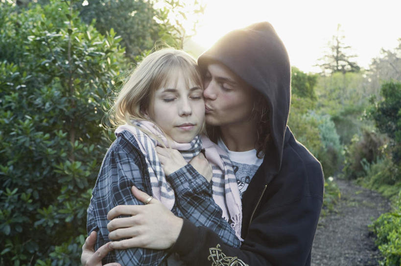 西方人,两个人,站,闭眼,抱,吻,横图,室外,白天,正面,爱情,草地,草坪,植物,道路,路,欧洲,欧洲人,一条,阴影,服装,朦胧,模糊,装饰,光线,影子,云,云朵,小路,交通,浪漫,云彩,扭头,休闲装,草,树,树木,衣服,蓝色,绿色,白云,蓝天,天空,阳光,自然,围巾,天,站着,转头,休闲,温暖,温馨,休闲服,连帽衫,恩爱,恋人,服饰,生长,晴朗,成长,围脖,抱着,保暖,华丽,点缀,和睦,搂着,御寒,帽衫,衬托,美观,雅致,雅观,男人,男性,年轻男性,年轻女性,女人,女性,白种人,情侣,晴空,闭眼睛,闭着眼,闭着眼睛,怀抱,搂,搂抱,亲,亲吻,相抱,拥抱,站立,半身,彩图,伴侣,融洽