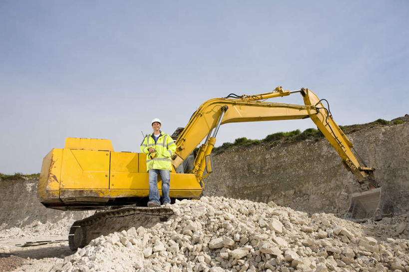 西方人,一个人,站,笑,微笑,露齿笑,横图,室外,白天,正面,工作服,制服,山,山脉,植物,汽车,帽子,欧洲,欧洲人,仅一个男性,仅一个人,仅一个中年男性,一辆,阴影,光线,头盔,影子,泥土,山峰,土壤,云,云朵,山峦,云彩,注视,车,树,树木,黄色,蓝色,绿色,白云,蓝天,天空,阳光,自然,安全帽,交通工具,群山,天,观察,看,站着,机械,工程车,生长,晴朗,成长,观看,挖掘机,察看,关注,载具,挖土机,一顶,交通运输,农用机械,工作制服,男人,男性,中年男性,白种人,晴空,站立,彩图,全身,工作套服