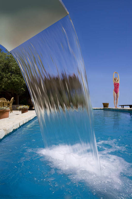 西方人,一个人,体育馆,游泳池,站,竖图,室外,白天,正面,泳装,水,植物,欧洲,欧洲人,仅一个女性,仅一个人,阴影,飞溅,溅,光线,液体,影子,水池,水滴,水面,注视,泳池,水珠,树,树木,蓝色,绿色,蓝天,天空,阳光,自然,天,观察,看,站着,仅一个中年女性,生长,晴朗,成长,观看,察看,游泳馆,关注,喷洒,下降,降落,连体泳衣,万里无云,降低,下跌,下落,女人,女性,中年女性,白种人,晴空,晴空万里,站立,半身,彩图,泳衣