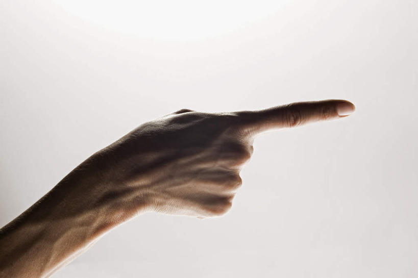 西方人,手,一个人,横图,室内,特写,白天,欧洲,欧洲人,仅一个年轻女性,仅一个女性,仅一个人,指,方向,背面,手势,手部,摄影,影棚,单手,指向,食指,年轻女性,女人,女性,白种人,半身,彩图,影棚拍摄,拍摄