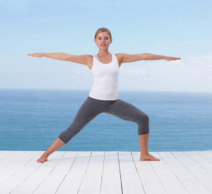 西方人,一个人,站,伸展双臂,横图,室外,白天,正面,锻炼,瑜伽,运动,海浪,海洋,地板,欧洲,欧洲人,仅一个年轻女性,仅一个女性,仅一个人,阴影,服装,光线,背心,影子,浪花,水平线,云,云朵,辽阔,地面,海平线,云彩,注视,木地板,衣服,蓝色,白色,白云,蓝天,天空,阳光,海水,天,观察,看,站着,广阔,养生,服饰,晴朗,观看,张开双腿,一望无际,察看,衣着,穿着,关注,海景,衣饰,无边无际,一马平川,展开双腿,体育,年轻女性,女人,女性,白种人,大海,风浪,海,海水的波动,近岸浪,涌浪,晴空,敞开双臂,伸开双臂,展开双肩,站立,张开手臂,张开双臂,彩图,全身,健身,勇士二式,勇士式,水天相接,水天一线,伸展双腿