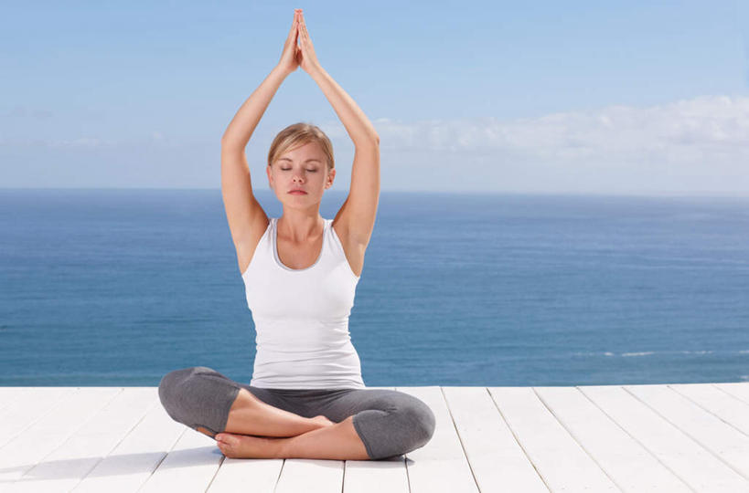 西方人,一个人,坐,举,闭眼,盘腿,横图,室外,白天,正面,锻炼,瑜伽,运动,海浪,海洋,地板,欧洲,欧洲人,仅一个年轻女性,仅一个女性,仅一个人,阴影,服装,光线,背心,影子,浪花,水平线,云,云朵,辽阔,地面,海平线,祝福,云彩,木地板,虔诚,衣服,蓝色,白色,白云,蓝天,天空,阳光,海水,天,祈祷,双手合十,托,广阔,养生,服饰,晴朗,一望无际,衣着,穿着,感谢,合掌,海景,合十礼,合掌礼,合十,莲华合掌,感恩,莲花式,衣饰,无边无际,一马平川,体育,年轻女性,女人,女性,白种人,大海,风浪,海,海水的波动,近岸浪,涌浪,晴空,闭眼睛,闭着眼,闭着眼睛,举起,举手,举着,盘腿而坐,盘膝,盘着腿的,盘着腿坐,双腿交叉,向上举,向上伸,向上托,坐着,彩图,全身,健身,水天相接,水天一线