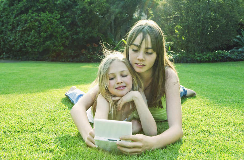 西方人,儿童,两个人,家庭,躺,笑,微笑,露齿笑,横图,室外,白天,正面,游戏,纯洁,草地,草坪,植物,欧洲,欧洲人,撑,握,阴影,服装,光线,影子,拿,玩,拿着,托腮,注视,休闲装,娱乐,草,树,树木,一个,小孩,衣服,绿色,阳光,自然,观察,看,趴着,托,休闲,温暖,温馨,一家人,休闲服,可爱,童年,童趣,握着,服饰,游戏机,生长,单个,成长,观看,活动,和睦,察看,撑着,发泄,关注,消遣,智力,托下巴,童真,烂漫,无邪,宣泄,卧着,天真,女孩,女人,女性,白种人,趴,躺着,玩耍,卧,嬉戏,彩图,全身,融洽,女生